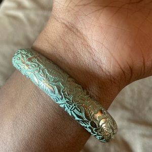 ◂Vintage teal embossed brass bangle bracelet▸